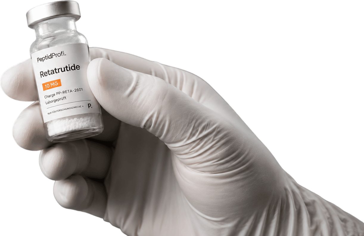 Vial mit PeptidProfi-Etikett in einer Hand mit Nitril-Handschuh
