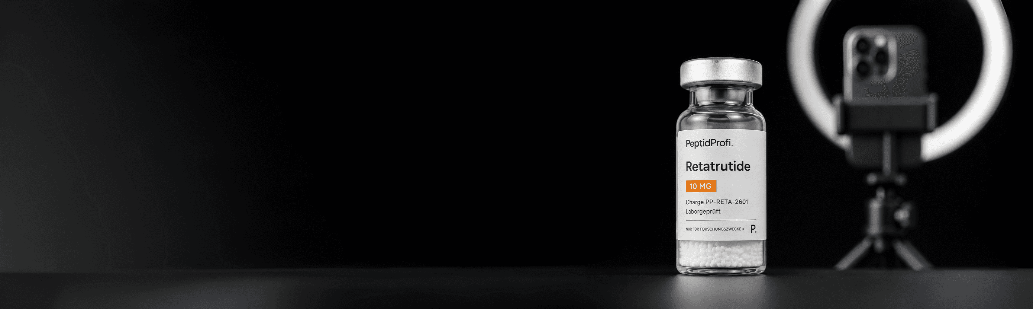 PeptidProfi-Vial vor einem Content-Setup mit Ringlicht und Smartphone